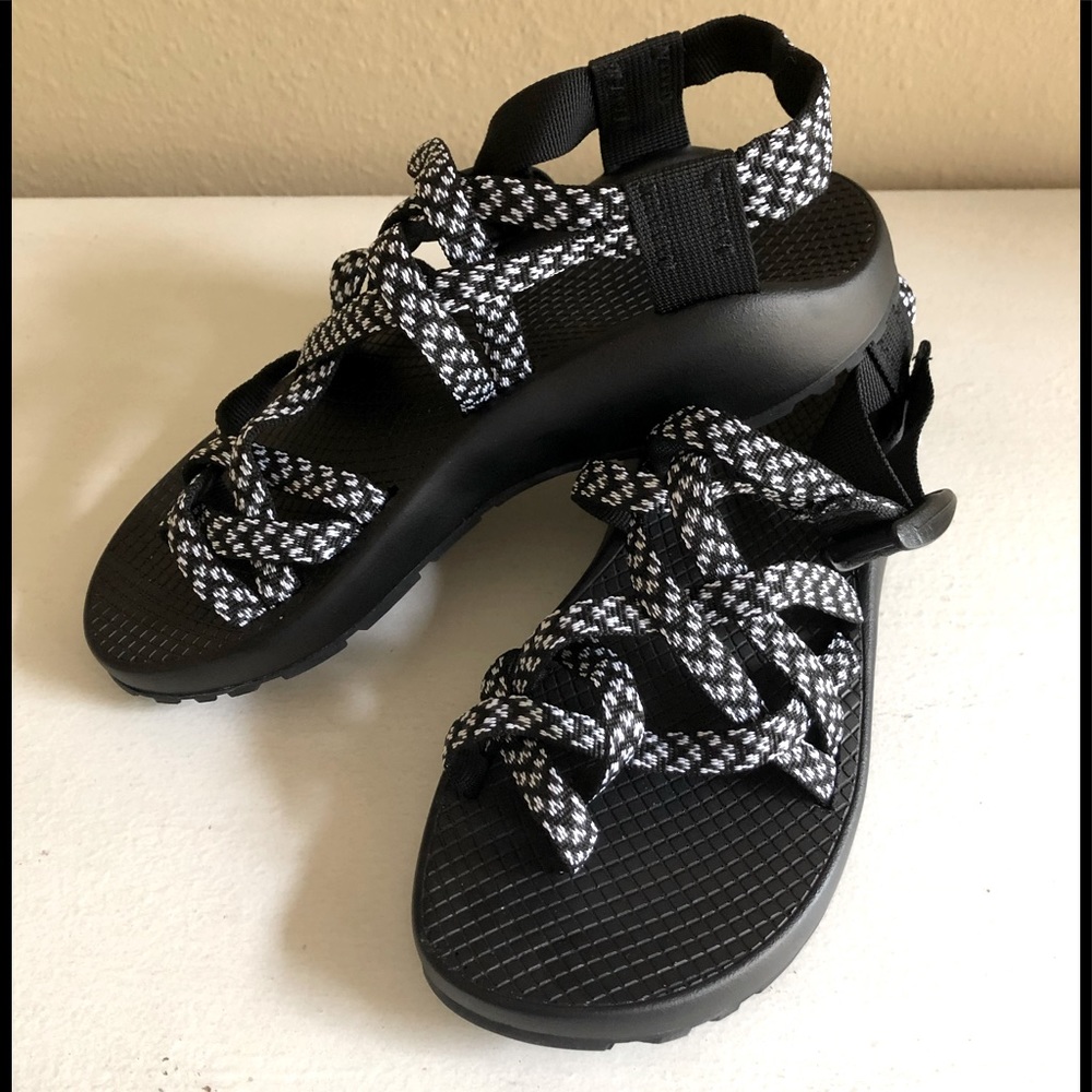 NWOT CHACO ZX/2 CLASSIC BLACK WATER WHITE SANDAL 7